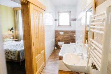 Фото номера Двухместный номер Делюкс с 1 кроватью Отель Hotel Bajka г. Grodziec 4