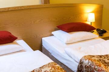 Фото номера Улучшенный двухместный номер с 1 кроватью Отель Hotel Bajka г. Grodziec 5
